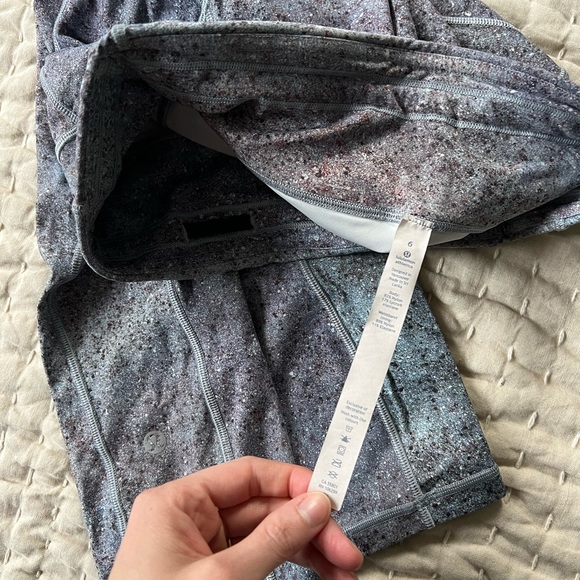 Like New Lululemon Final Lap Crop (23") Multi Sz 6 - Picture 3 of 8